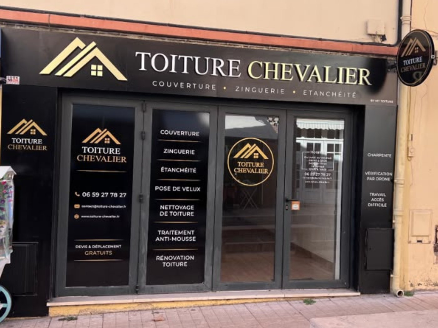 Devanture de Toiture Chevalier, avenue Georges Clemenceau à Vallauris