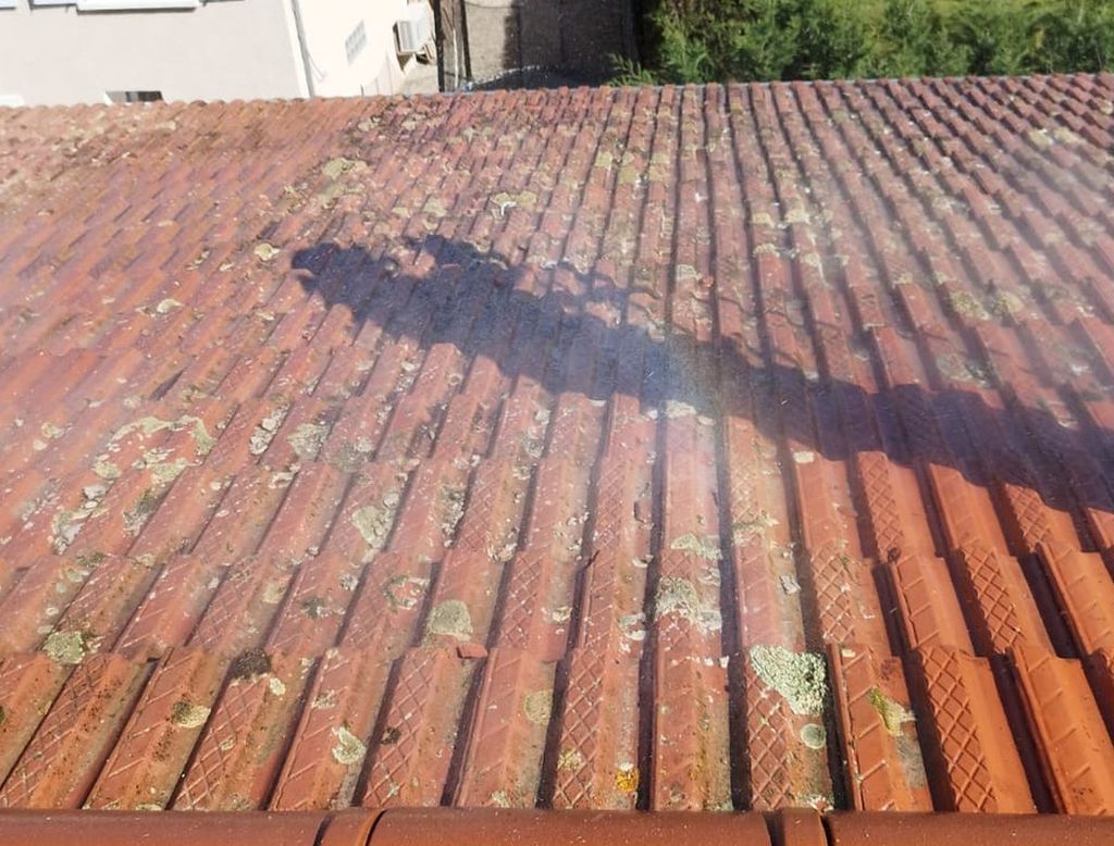 Nettoyage et démoussage d'une toiture en tuiles à Vallauris