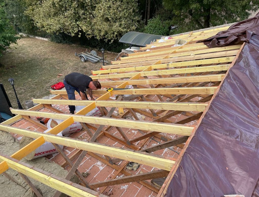 Chantier de rénovation de toiture en tuiles dans les Alpes-Maritimes