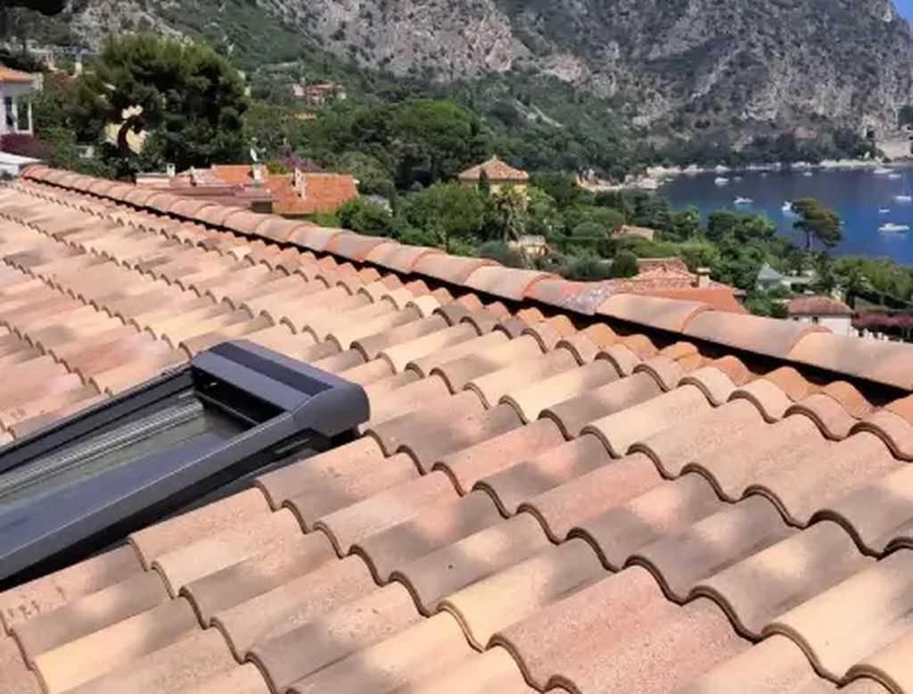 Toiture en tuiles avec fenêtre de toit face à la mer, Alpes-Maritimes