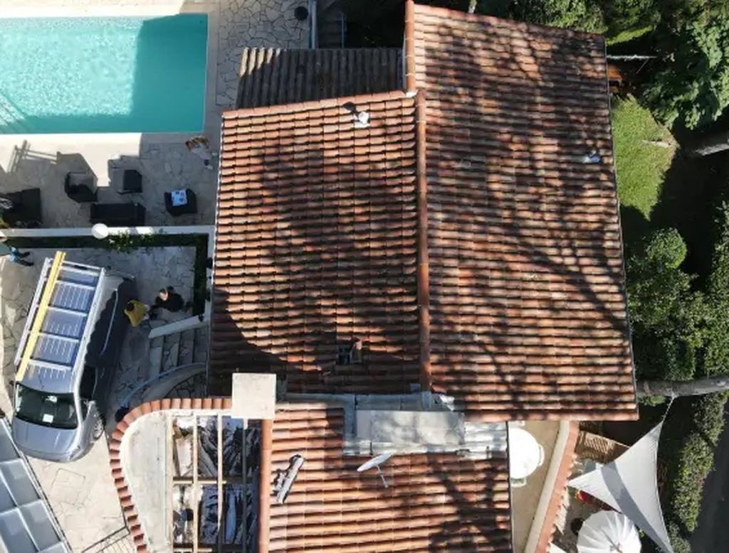 Vue aérienne par drone d'une toiture en tuiles avant intervention